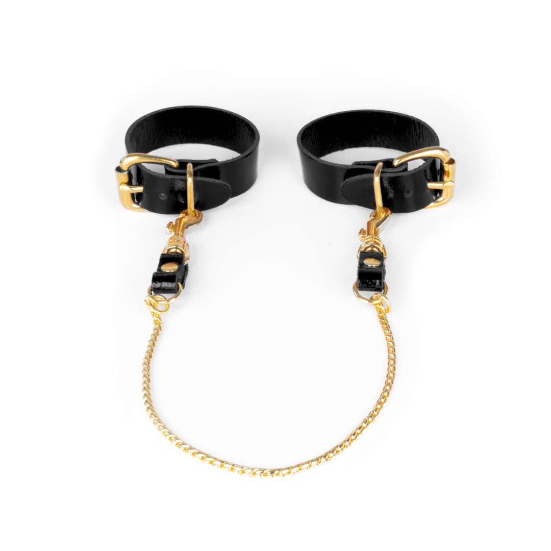 10201G-b2c_3 Leather handcuffs with chain black/gold