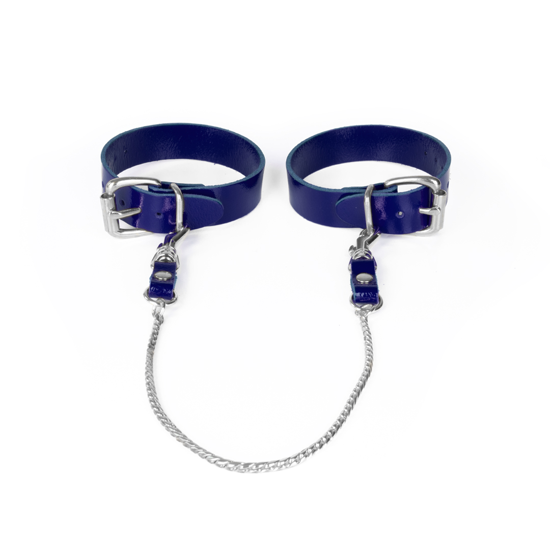 10303S-b2c_3 Leather feetcuffs with chain indigo/silver