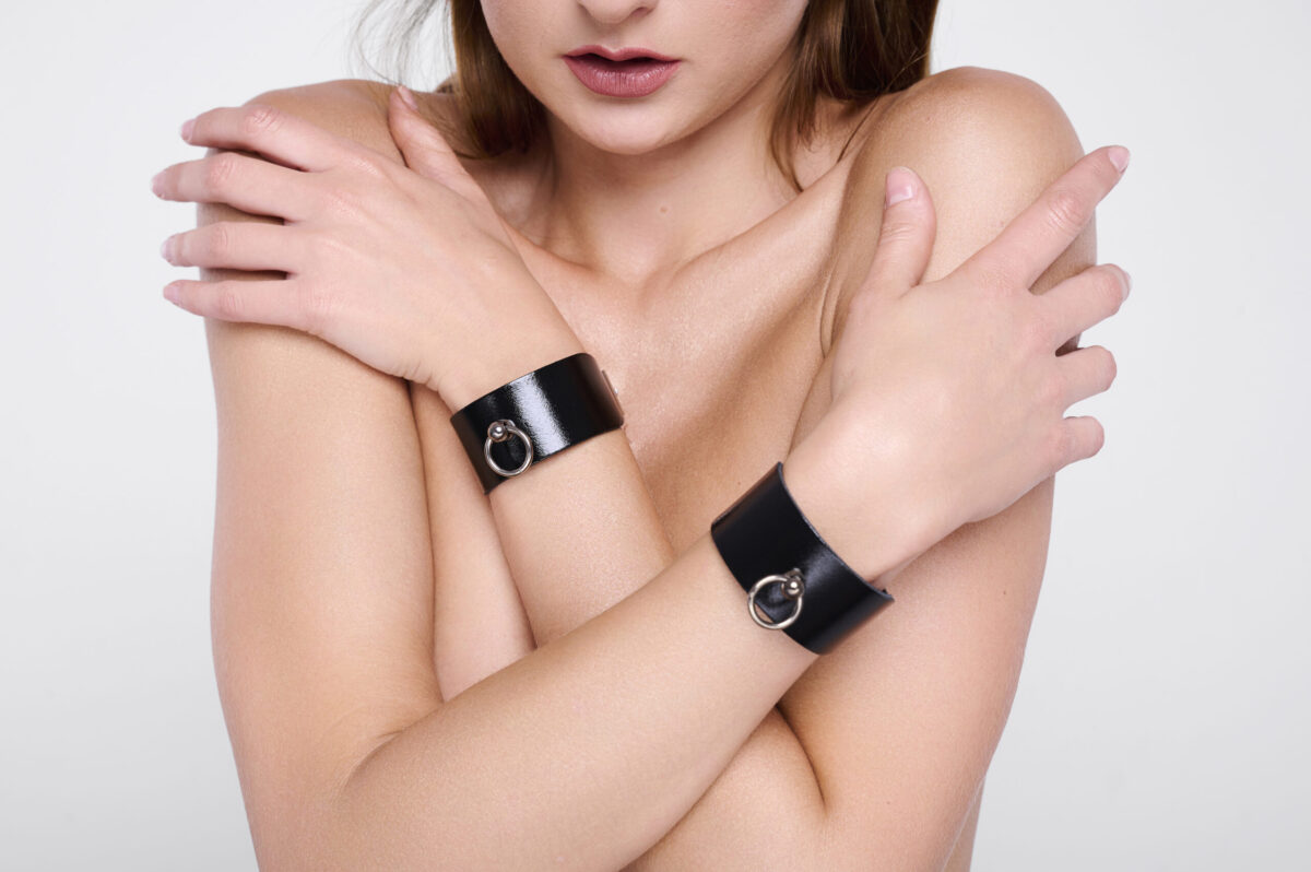 10501S-b2c_2-scaled Leather handcuffs black/silver