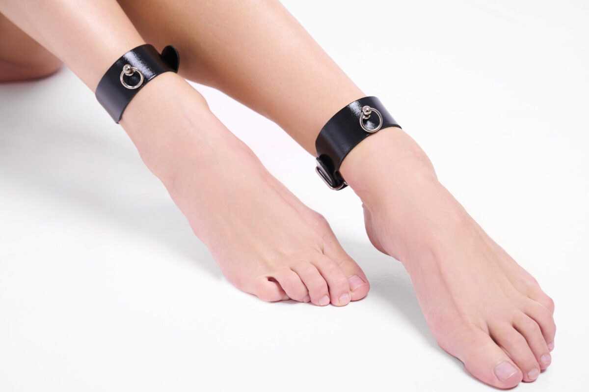 Leather feetcuffs black/silver