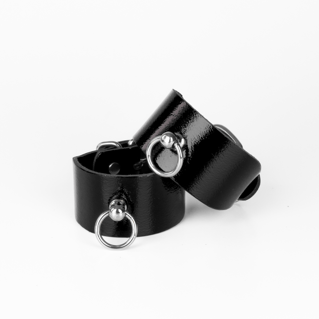Leather feetcuffs black/silver