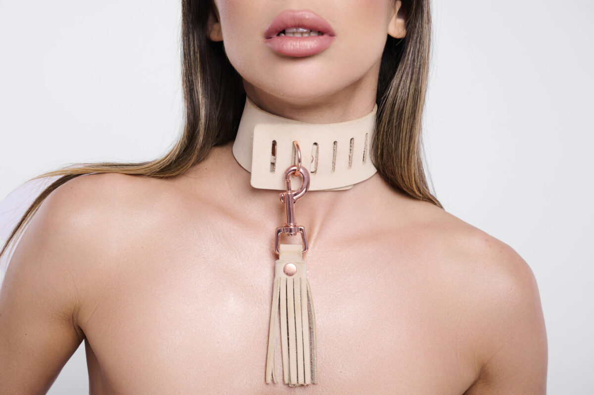 Lederhalsband mit Peitsche, Nude/Roségold