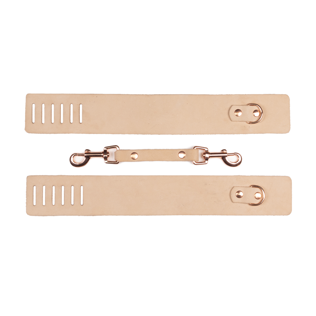 Fußfesseln aus Leder in Nude/Roségold