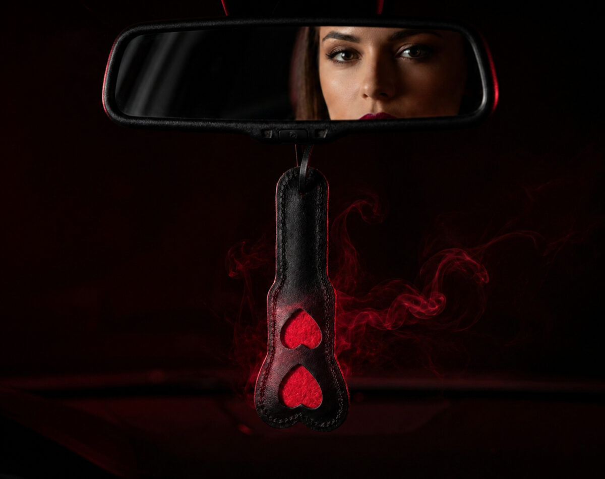 Scented Paddle „RASPBERRY – FORBIDDEN BERRY“ – Autoduft & Leder-Paddle
