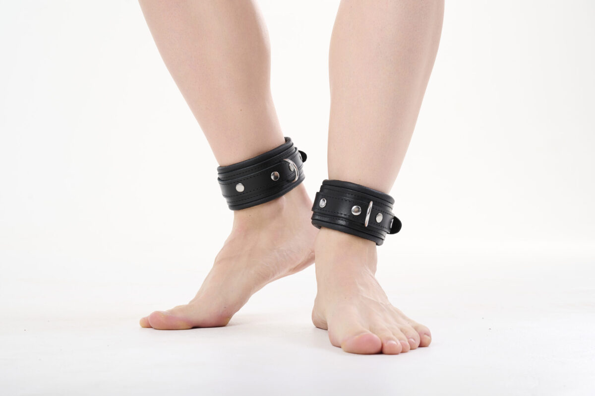 Fußfesseln aus weichem Leder
