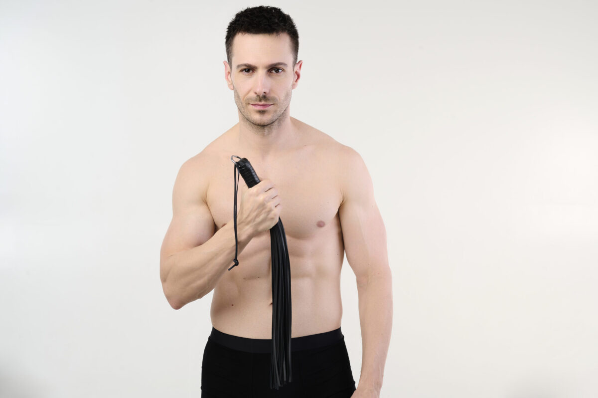 SG29detal_11242 Schwarzer Leder Flogger mit 48 Riemen