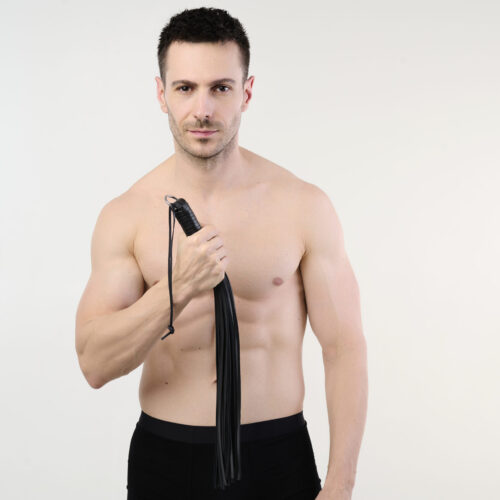 SG29detal_11242 Schwarzer Leder Flogger mit 48 Riemen