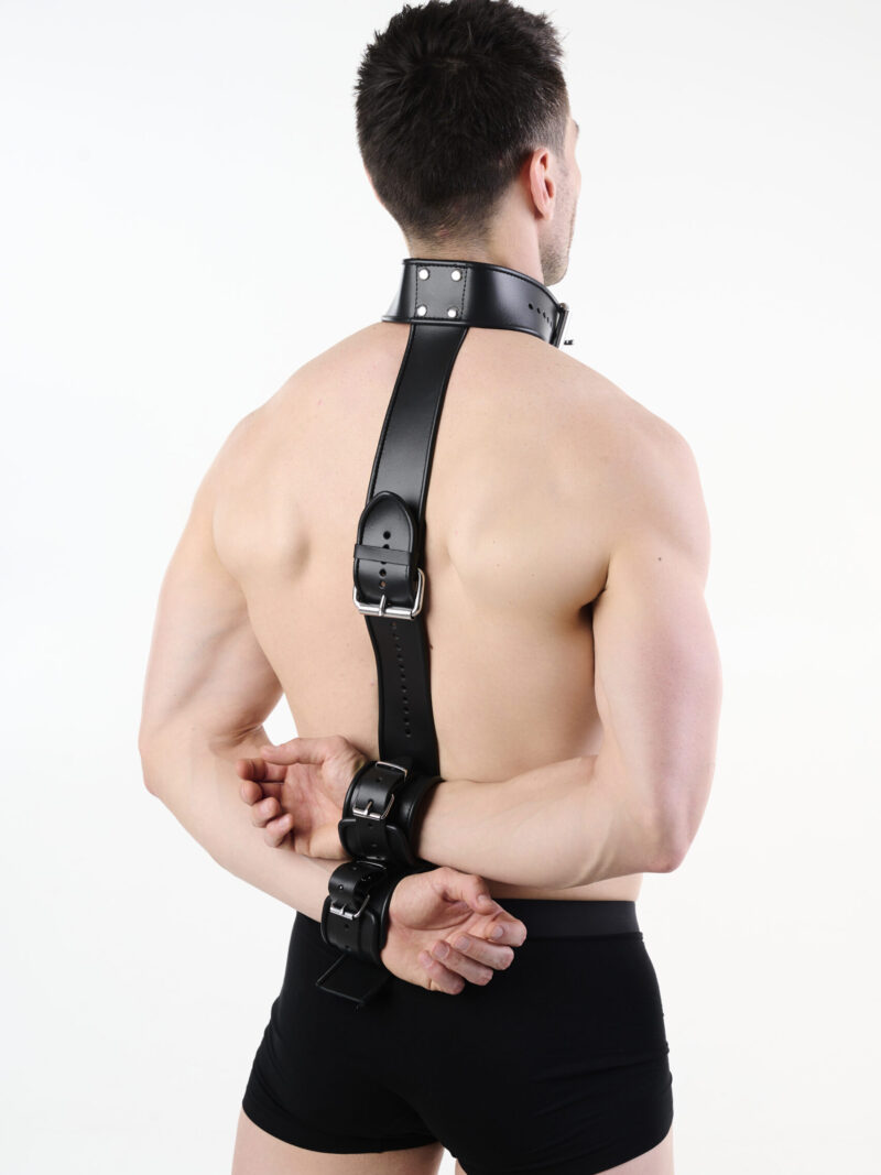 SG29detal_11518 Leder Set mit Halsband, Verbindungsriemen und integrierten Handfesseln
